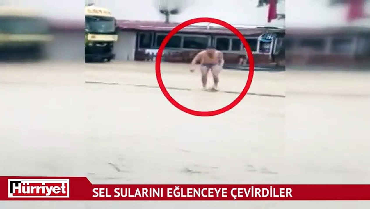Sel sularını eğlenceye çevirdiler