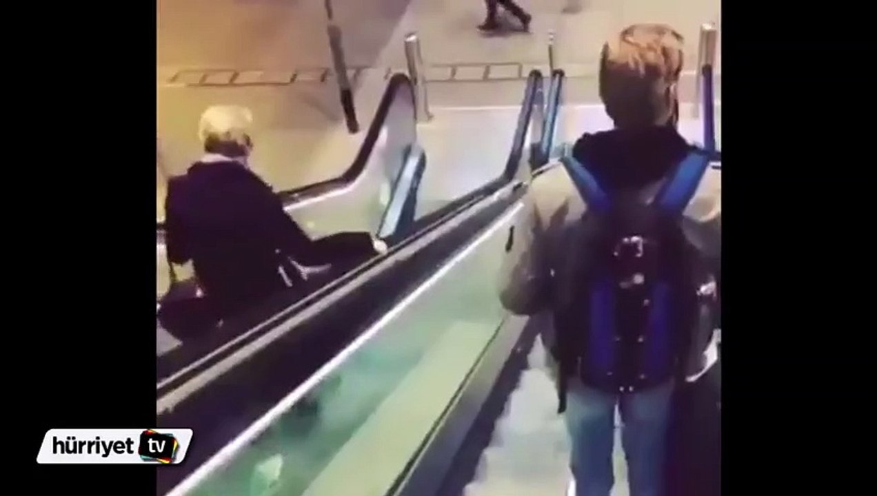 Yürüyen merdiveni tersine kullanan kadın