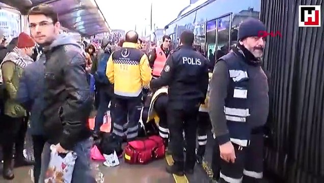 Metrobüs durağında kaza