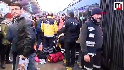 Metrobüs durağında kaza