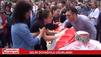 Şehit öğretmen gelin duvağıyla son yolculuğuna uğurlanıyor