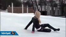 Genç kadının topuklu ayakkabı ve karla savaşı