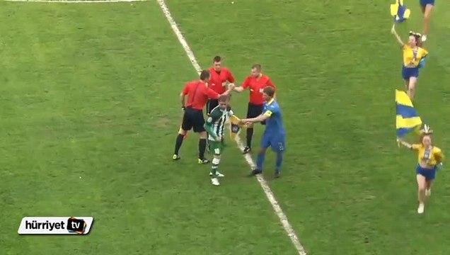 Maç başlamadan yere düşen futbolcu