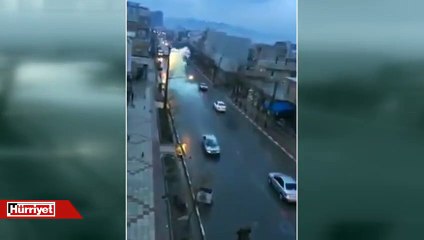 Seyir halindeki araca yıldırım düştü