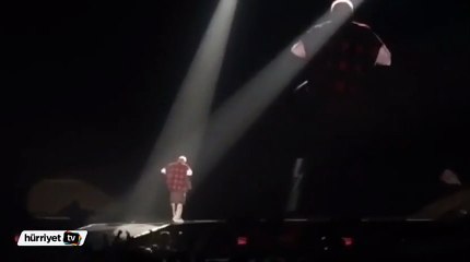 Justin Bieber yine sahneden düştü