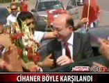 CİHANER ALKIŞLARLA ÇİCEKLERLE KARŞILANDI