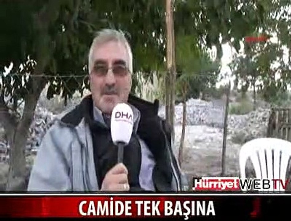 CAMİDE TEK BAŞINA NAMAZ KILIYOR