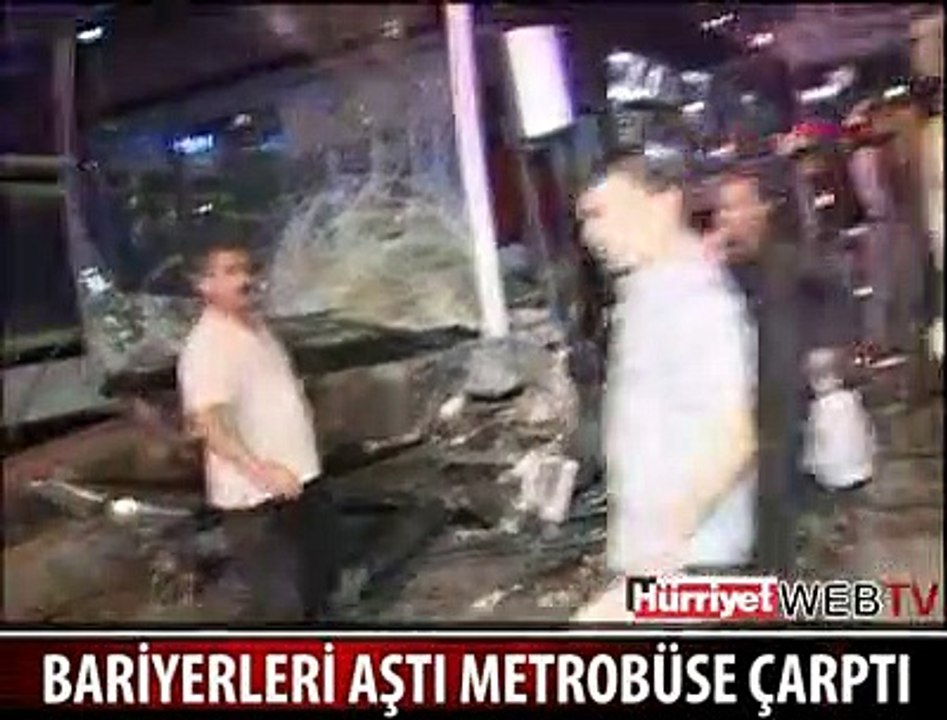 BARİYERLERİ AŞTI METROBÜSE ÇARPTI
