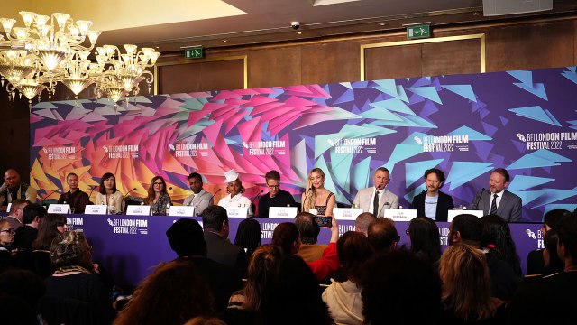 Daniel Craig et les acteurs de Glass Onion, une histoire à couteaux tirés , ont rendu un vibrant hommage à Angela Lansbury, décédée mardi à l’âge de 96 ans - VIDEO