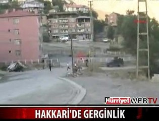 GÖSTERİCİLER POLİS PANZERİNİ DEVİRDİ