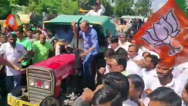 विधायक अशोक लाहोटी ने की कचरे से भरे ट्रैक्टर में सवारी