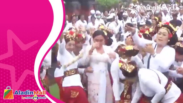 Unik, Tradisi Perang Ketupat Bantal di Bali