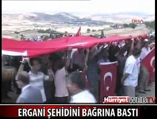 ERGANİ ŞEHİDİNİ BAĞRINA BASTI