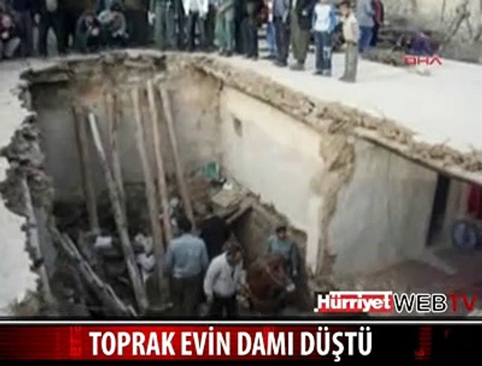 TOPRAK EVİN DAMI ÇÖKTÜ