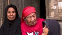 سكان قرية ميدوانا الإندونيسية والعيش أكثر من 100 عام.. فما السر؟