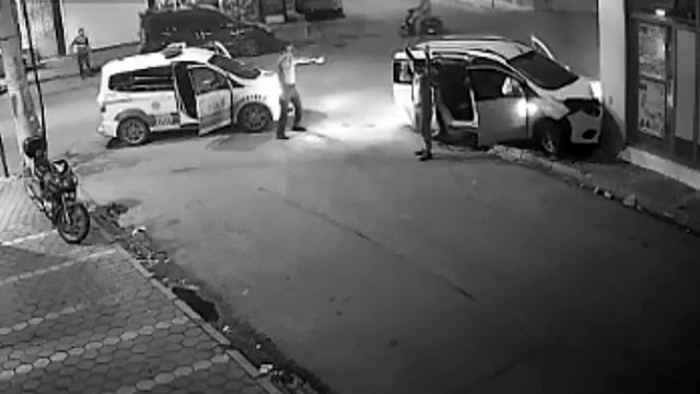 Polisin dur ihtarına uymayıp kaçtılar, araçla marketin duvarına çarpınca yakalandılar