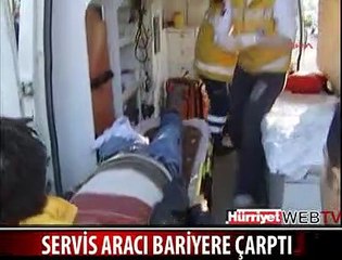 SERVİS ARACI BARİYERLERE ÇARPTI