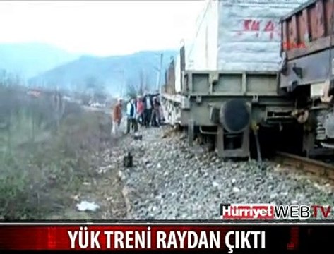 YÜK TRENİ RAYDAN ÇIKTI