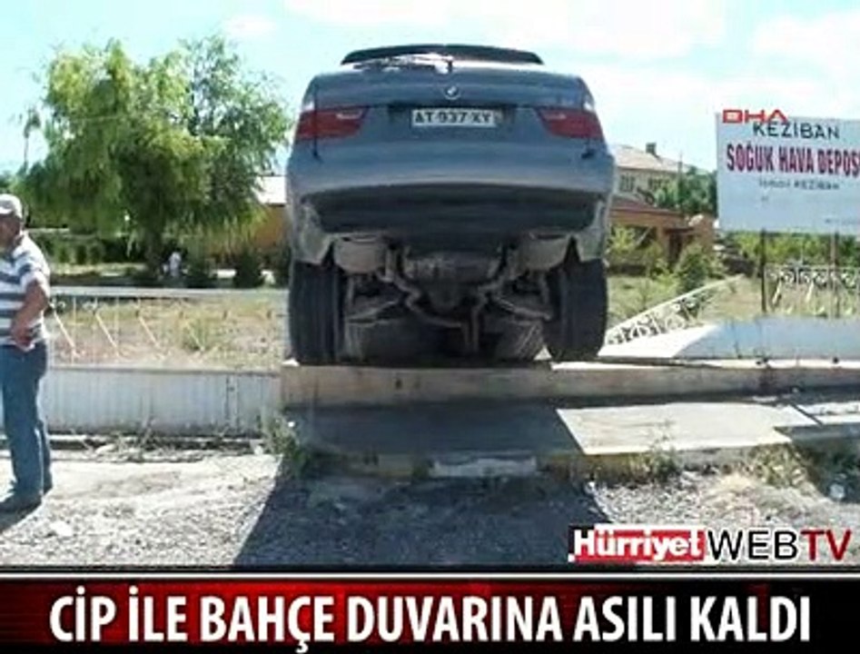 BAHÇE DUVARINDA ASILI KALDI
