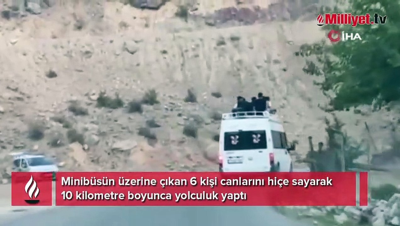 Minibüs üstünde tehlikeli yolculuk