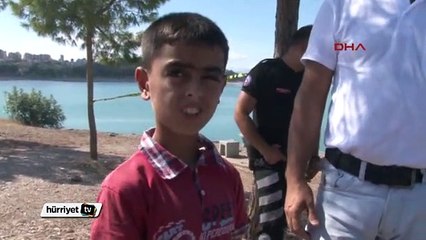 Yengeç yakalamaya çalışan çocuk el bombası buldu