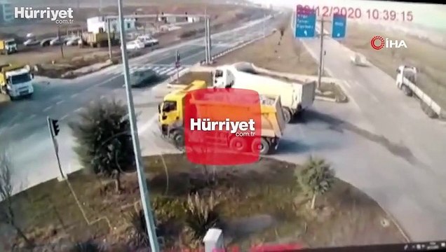 Araçtan inip yere yığıldılar! Elazığ'daki feci kaza kamerada