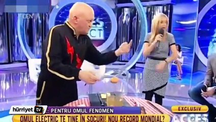 Vücudunun elektrik ürettiğini iddia eden adam yumurta ve sosis kızarttı