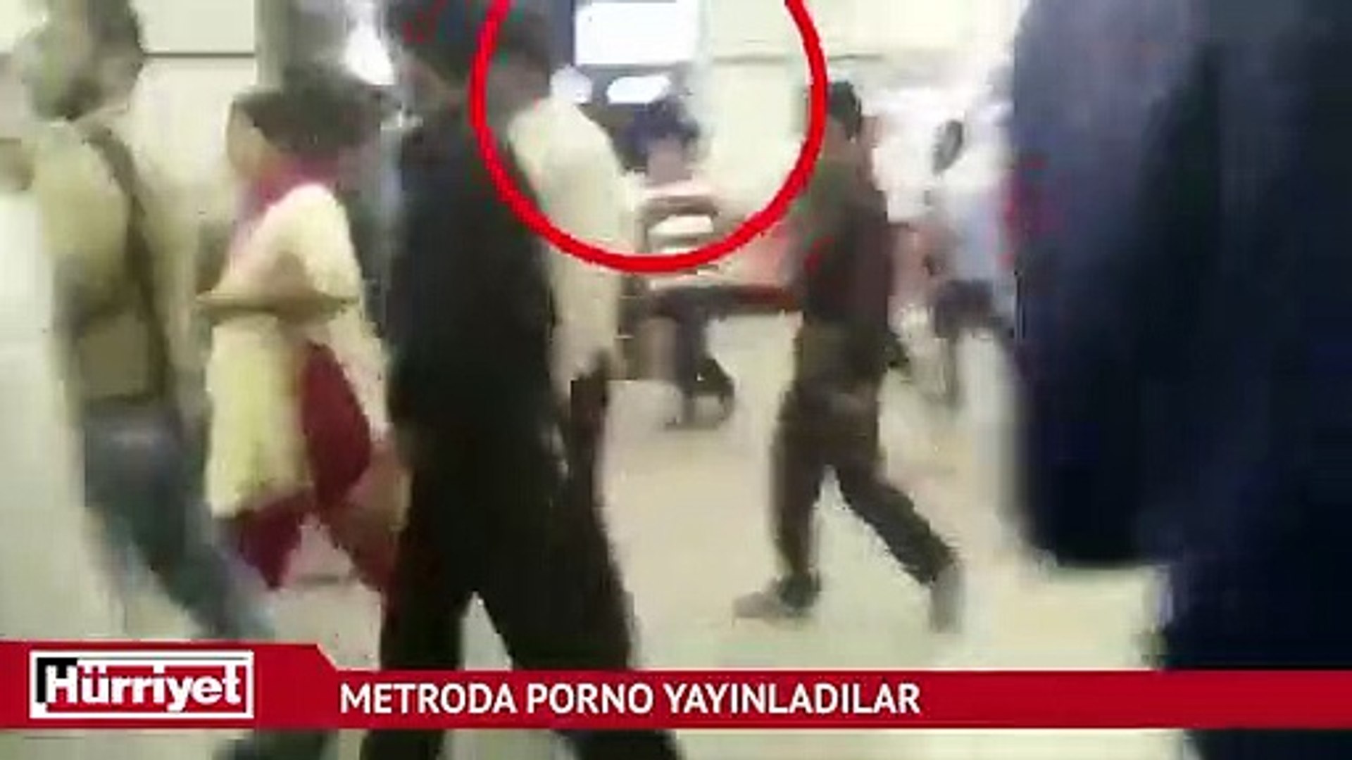 ⁣Metroda porno yayınladılar