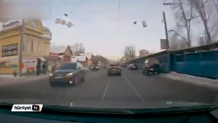 El frenini çekmeyi unutunca arabayı böyle durdurdular