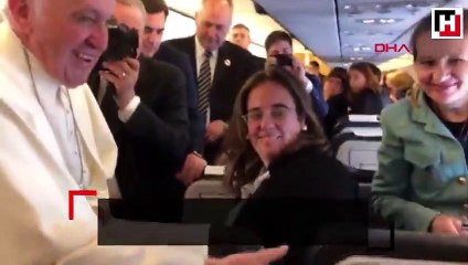 Gazeteci, Papa'nın elini havada bıraktı