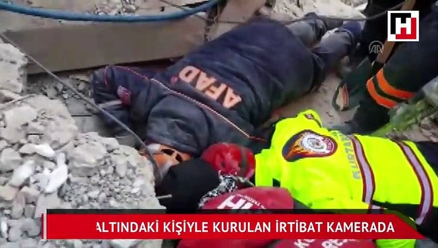 Arama kurtarma ekiplerinin enkaz altında kalan vatandaşla irtibatı kamerada