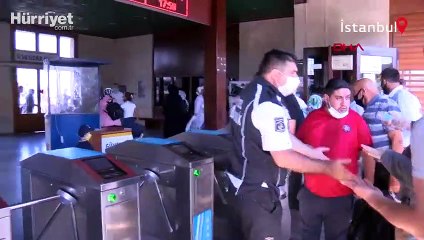 Eminönü İskelesi'nde sıra tartışması çıktı, uçan tekme attı