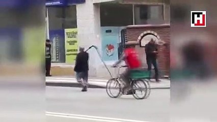 Elektrikli süpürgeyi sokakta gezdirdi