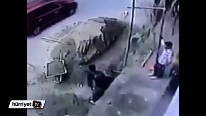 Korkunç kaza! İşçinin kafasına el arabası düştü