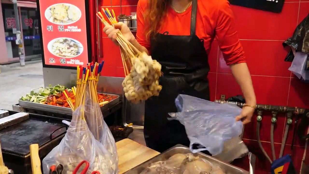 46년 전통의 서울 2대 마늘 떡볶이 달인! 명동 길거리 음식 순대, 어묵, 군만두 _ Spicy garlic tteokbokki _ korean street food