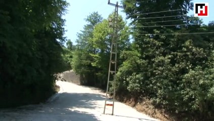 Yol genişleyince elektrik direği yolun tam ortasında kaldı