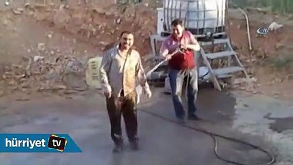 Sıcaktan bunalan işçinin ilginç serinleme yöntemi