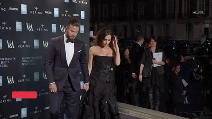 ¿Se están separando? Victoria Beckham se quita tatuaje con iniciales de David