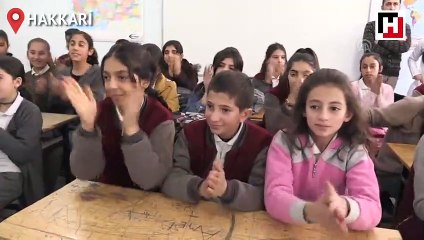 Tahta, kova ve kasadan yaptıkları enstrümanlarla hayallerini gerçekleştirdiler