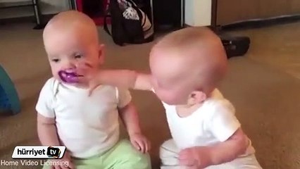 İkizlerin emzik kavgası
