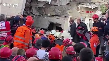 Rıza bey apartmanı enkazından İnci ve köpeği kurtarıldı