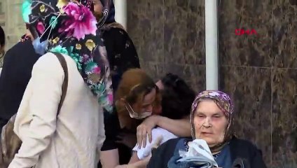Kedisi yangında mahsur kalan genç kız gözyaşlarına boğuldu