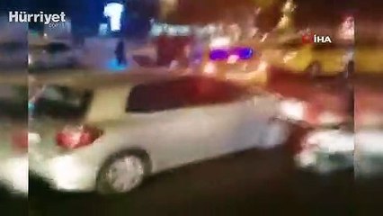 Yolu trafiğe kapatıp birbirlerine girdiler