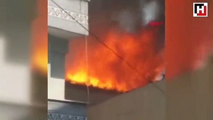 Esenler'de 2 binanın çatısı alev alev yandı