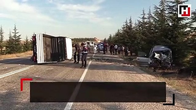 Ticari araç ile kamyonet çarpıştı: Ölüler ve yaralılar var