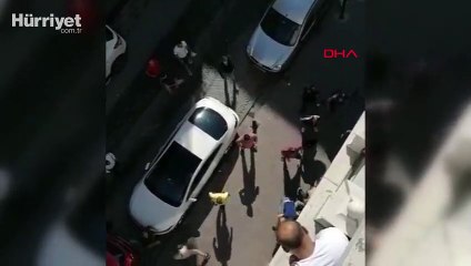 Zeytinburnu'nda esnafla yoldan geçenlerin bıçaklı kavgası kamerada