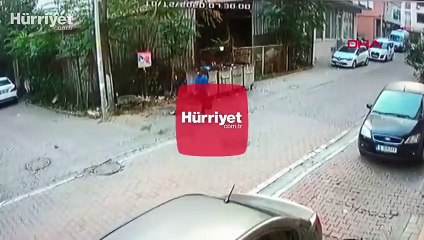 Yolda yürürken kabusu yaşadı! Esenyurt'taki motosikletli kapkaç kamerada