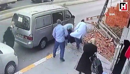 Şiddetli rüzgar nedeniyle uçan kiremitler vatandaşların üstüne böyle düştü