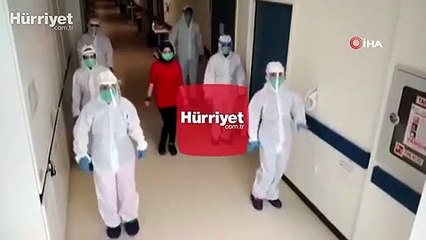 Sağlık çalışanları 'erik dalı' oynayarak hastalara moral verdi