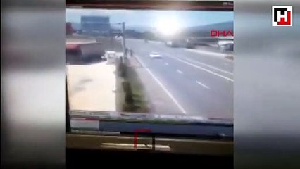 Halk otobüsü ile otomobil çarpıştı 2 ölü, 16